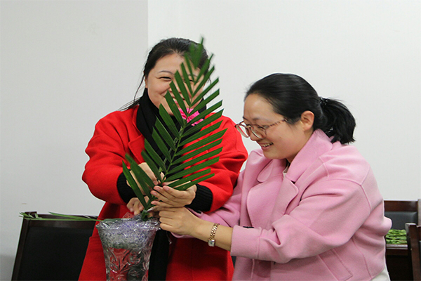 我院举办“花开巾帼，情融经管”教职工艺术插花大赛