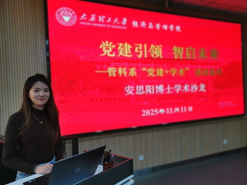 人站在电脑前中度可信度描述已自动生成