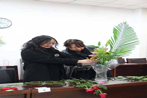 我院举办“花开巾帼，情融经管”教职工艺术插花大赛