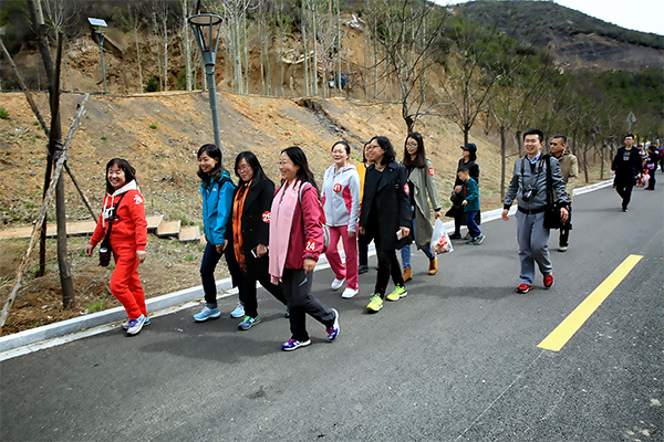 我学院开展健步行活动
