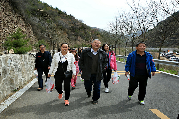 我学院开展健步行活动