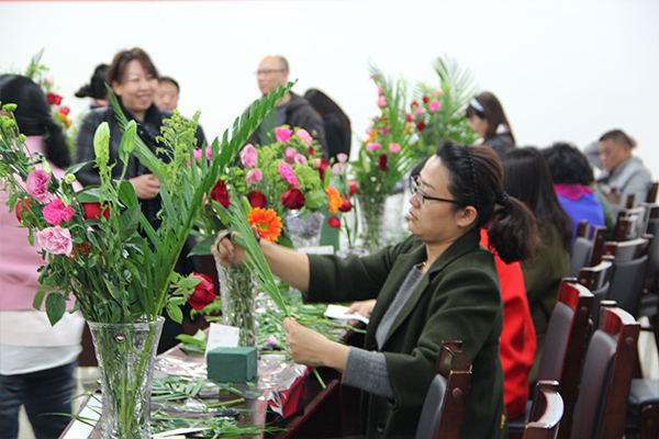 我院举办“花开巾帼，情融经管”教职工艺术插花大赛